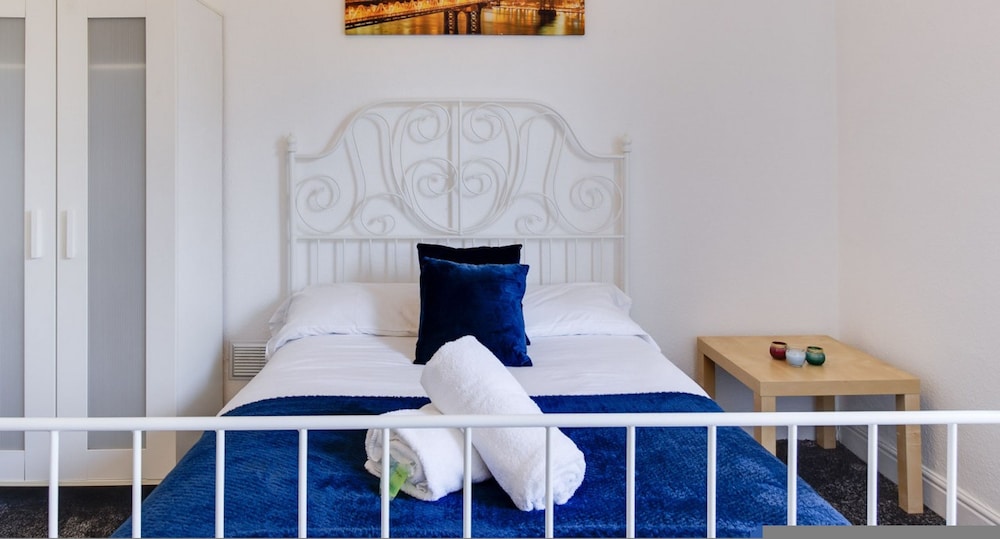 Stayzo House Accommodation - Coventry Free Parking
