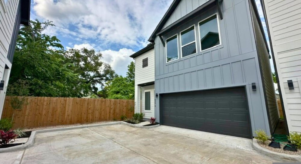 Cozy Modern Retreat 10 Mins to Heights Downtown