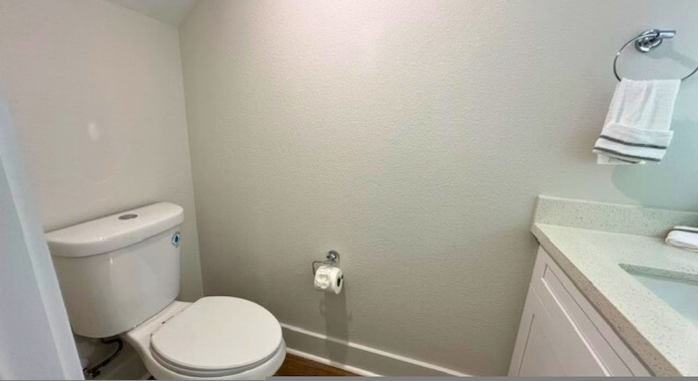 Cozy Modern Retreat 10 Mins to Heights Downtown