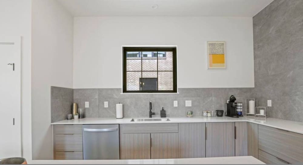 Work Of Art -3 Bedroom Elegant Townhome-columbus