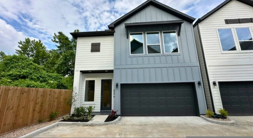 Cozy Modern Retreat 10 Mins to Heights Downtown