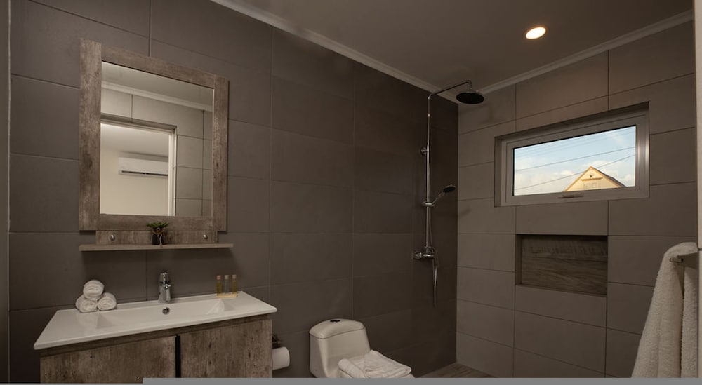 NEW - Cozy Modern One Bedroom Close to Beach