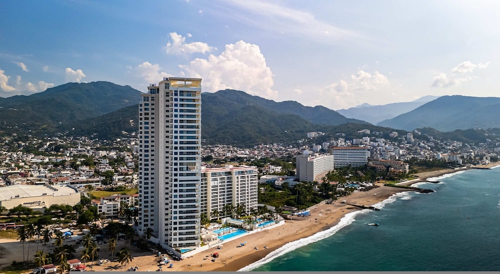 Oceanfront 1BR With Balcony - Sea View Pools