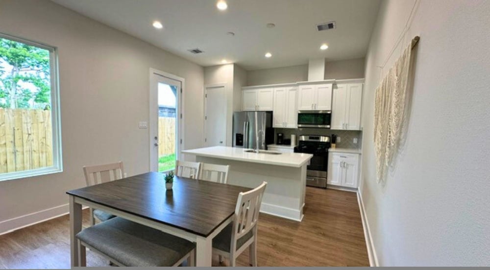 Cozy Modern Retreat 10 Mins to Heights Downtown