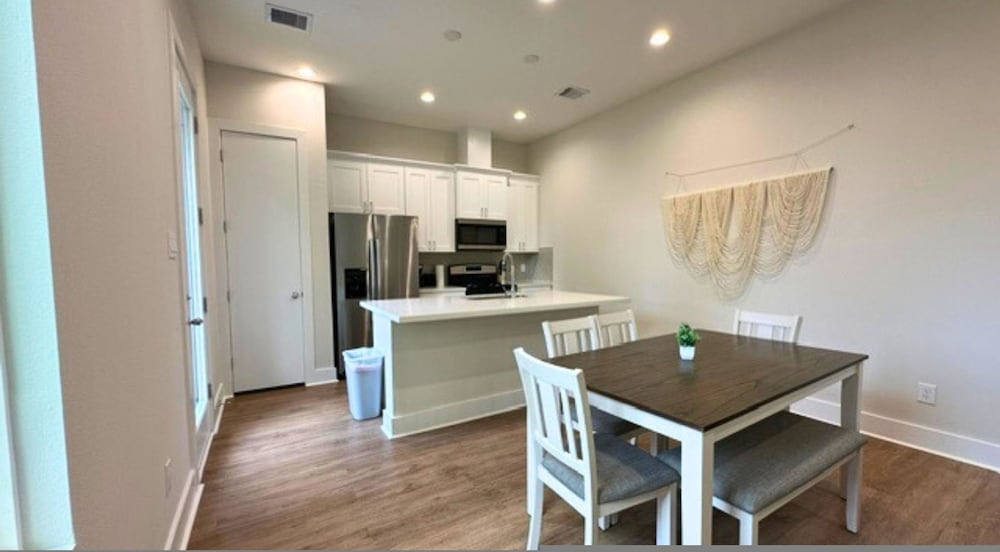 Cozy Modern Retreat 10 Mins to Heights Downtown