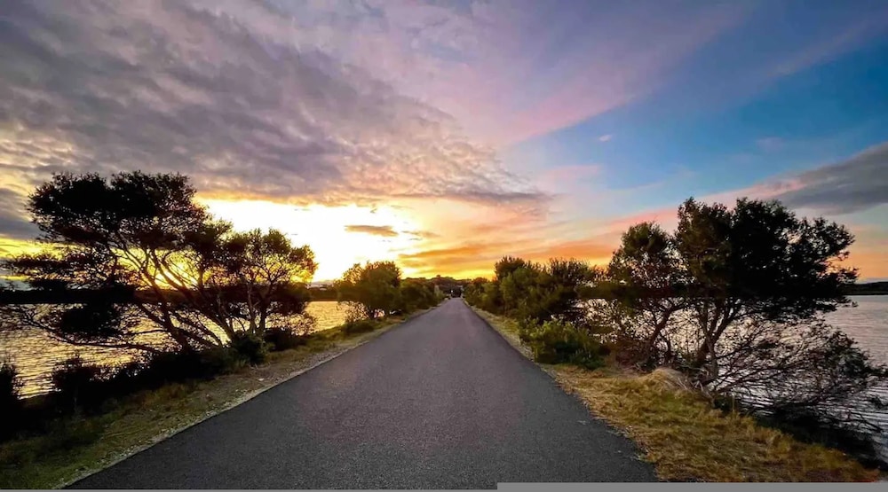 Unwind Escape to the Lakeside