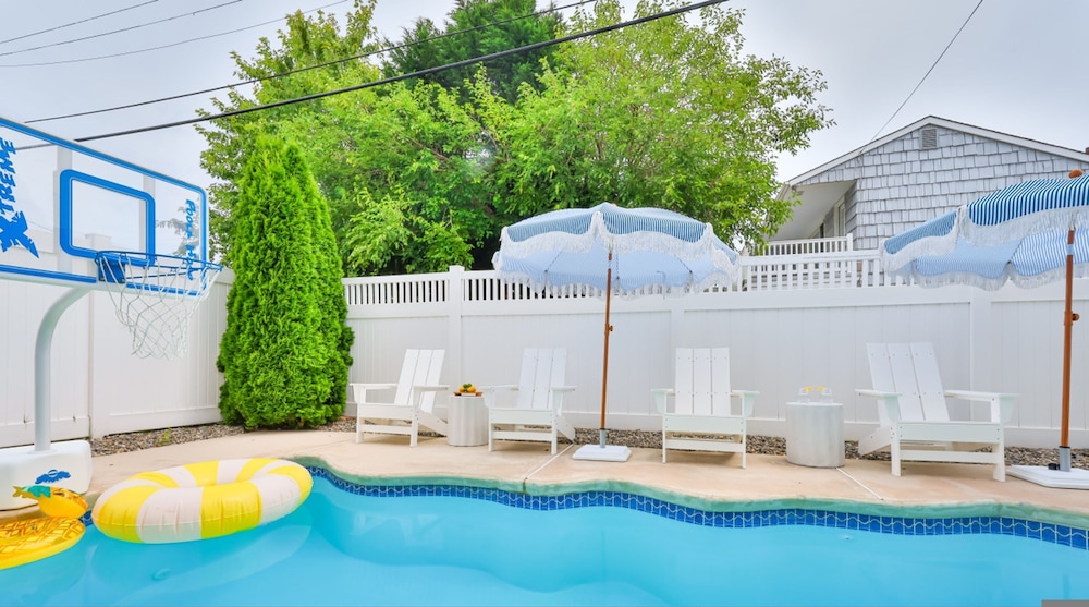 Spacious 6BR Beach Home With Elevator Decks - Ideal for Family Holidays Winter Escapes