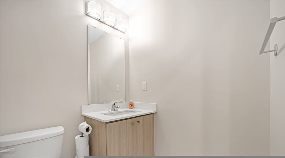 Family-friendly 3BR Mississauga Home w Parking