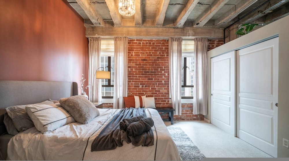 Luxury Downtown Phoenix Loft - Pool Gym Laundry