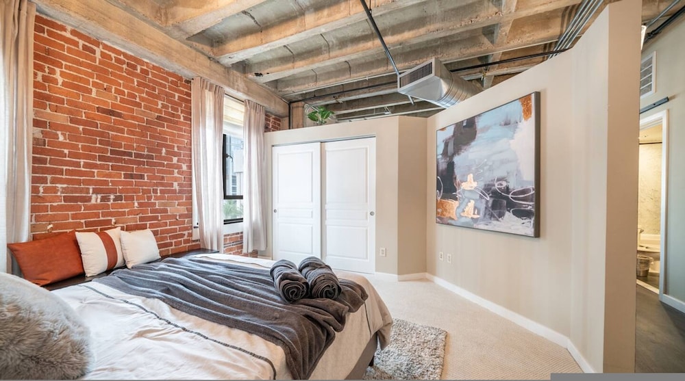 Luxury Downtown Phoenix Loft - Pool Gym Laundry
