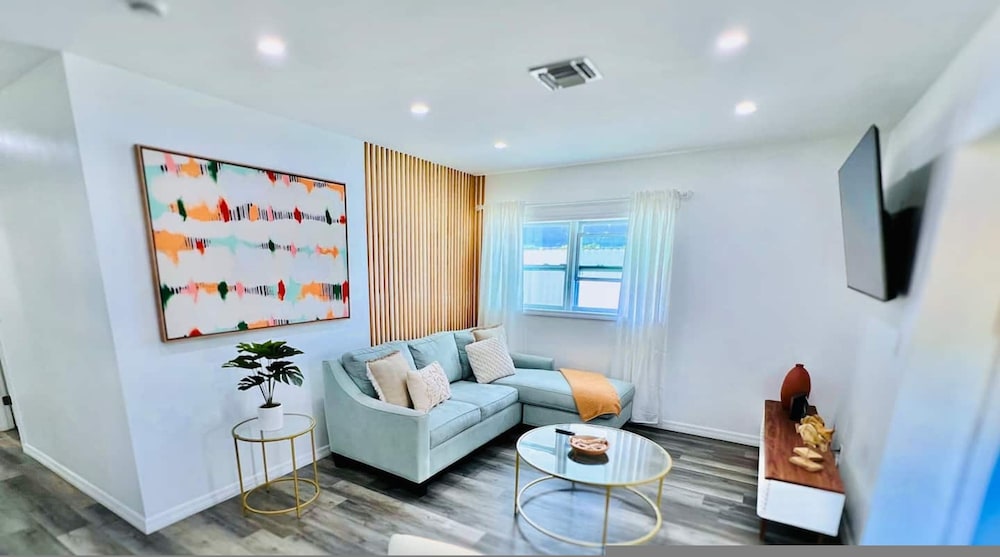 Stylish House w Hot Tub Close to Beach Stadium