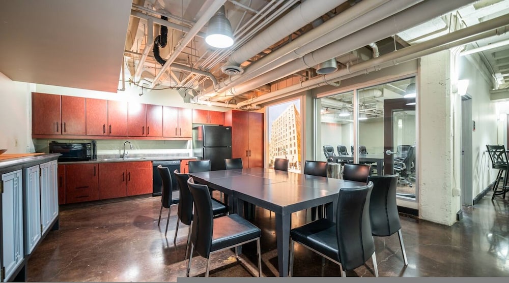 Luxury Downtown Phoenix Loft - Pool Gym Laundry