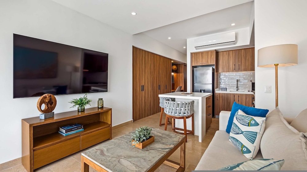 Oceanfront 1BR With Balcony - Sea View Pools