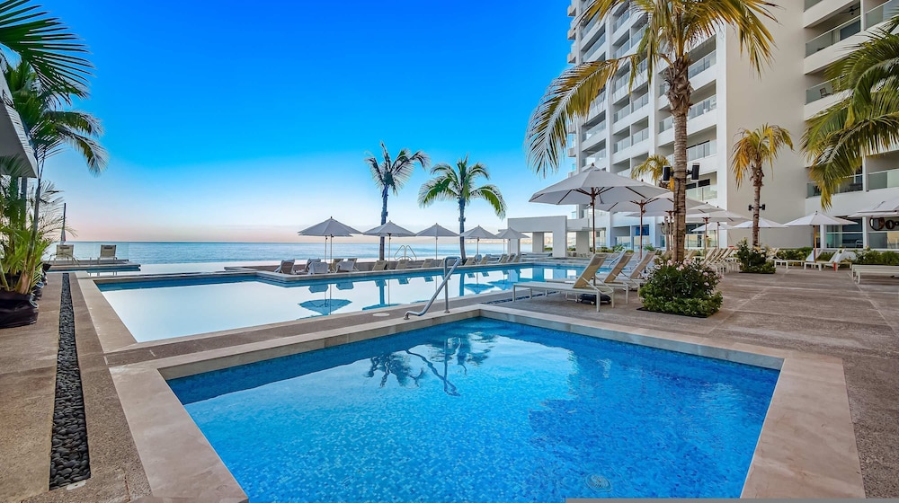 Gorgeous 1BR Condo With Pools Sea Views