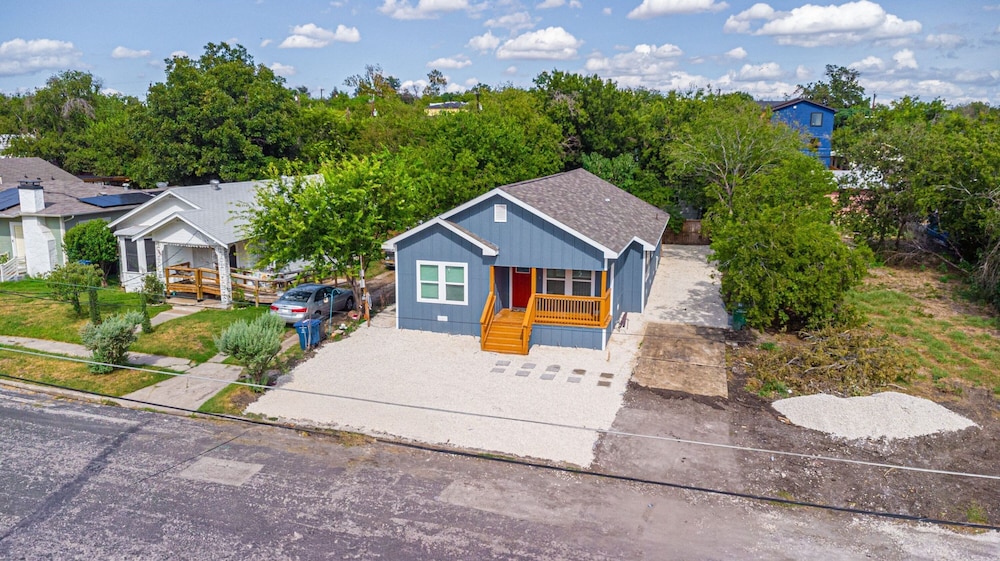 Comfortable 4BR 2 5BA Family Home Near Riverwalk