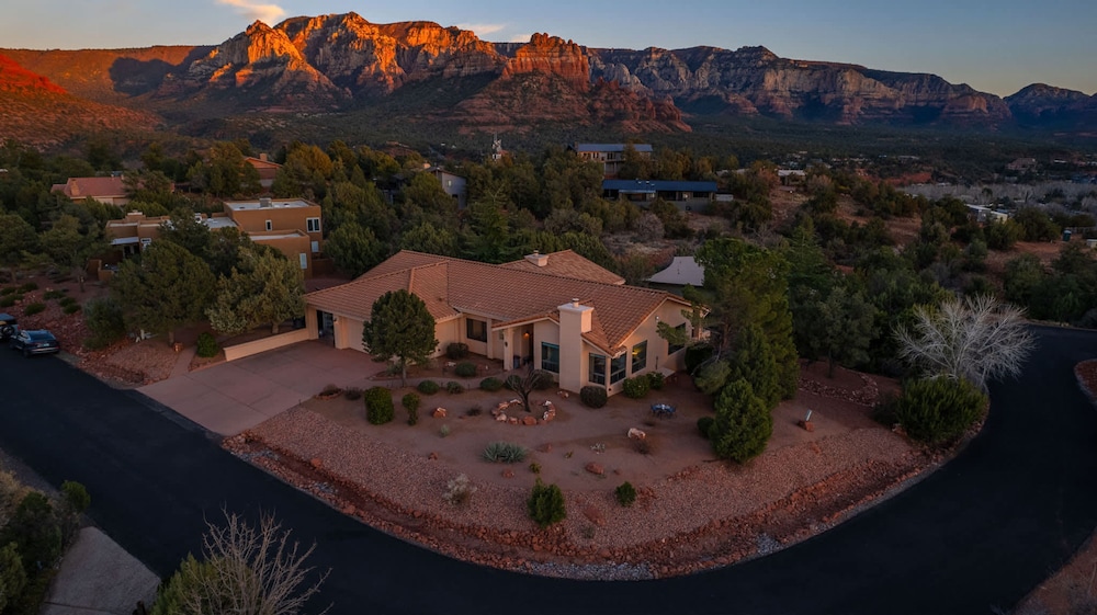 5 Bed 3 Bath Uptown Sedona-game Room-sauna-cold Plunge-jacuzzi-gym