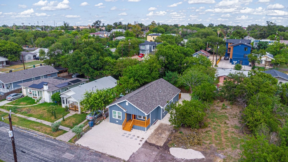 Comfortable 4BR 2 5BA Family Home Near Riverwalk