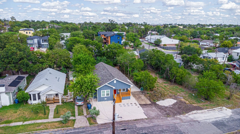 Comfortable 4BR 2 5BA Family Home Near Riverwalk