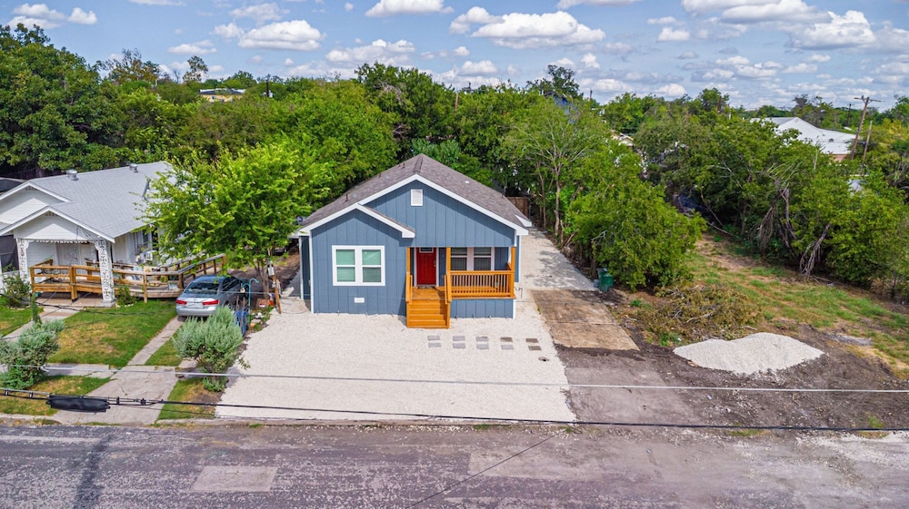 Comfortable 4BR 2 5BA Family Home Near Riverwalk