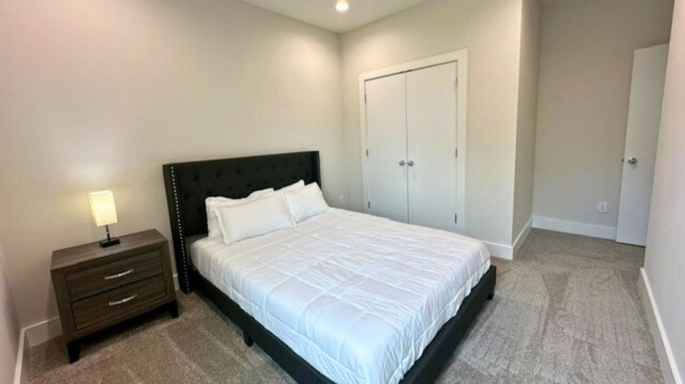 Cozy Modern Retreat 10 Mins to Heights Downtown