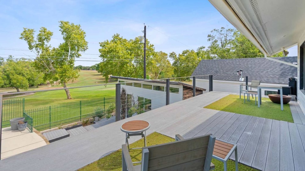 Luxurious Modern Retreat With Private Pool Patio
