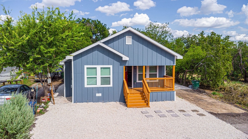 Comfortable 4BR 2 5BA Family Home Near Riverwalk