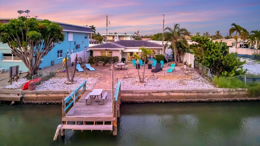 Dolphin Suite 2B Pet Friendly Waterfront Dock