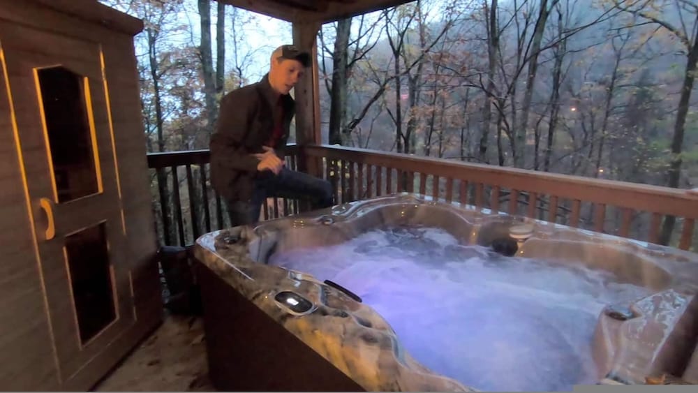 Beautiful Cabin w hot tub Sauna Pool Table