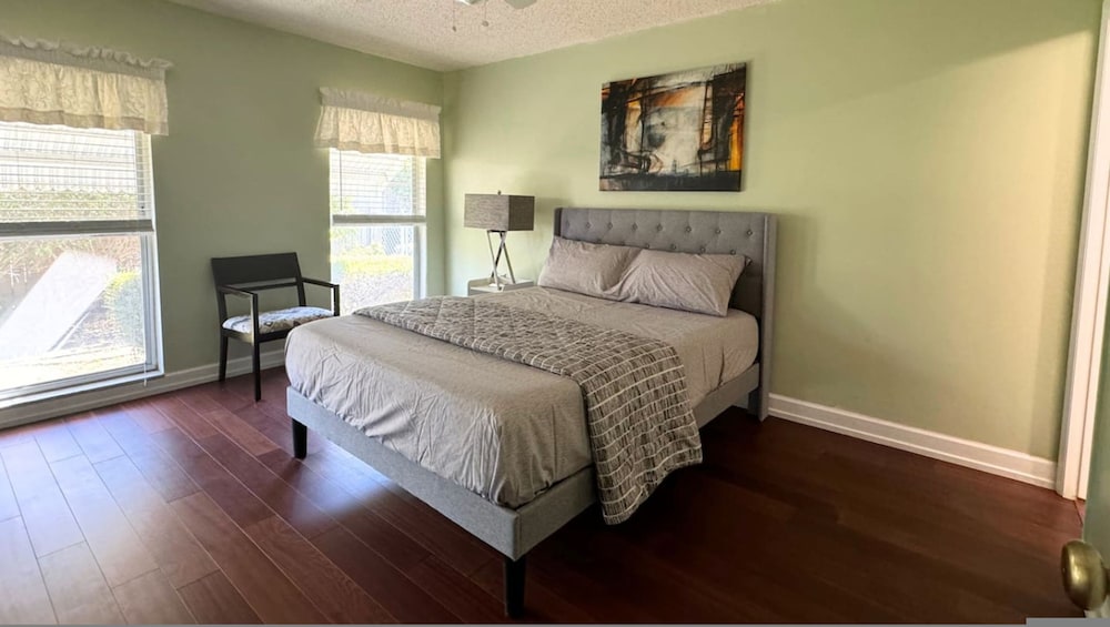 Home Close to Saint Pete Pier new Spacious