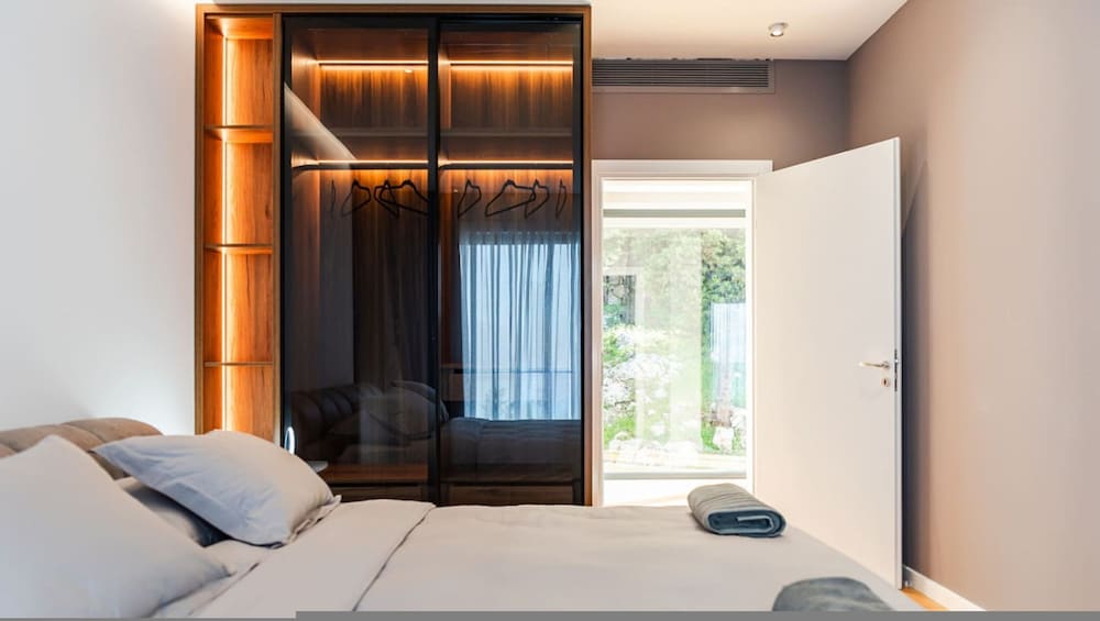 Villa Serenity Luxury Lakeside Manor
