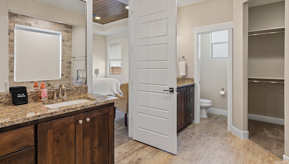 Hurricane Falls Pool, Hot Tub Plus Dog Friendly! 4 Bedroom Home