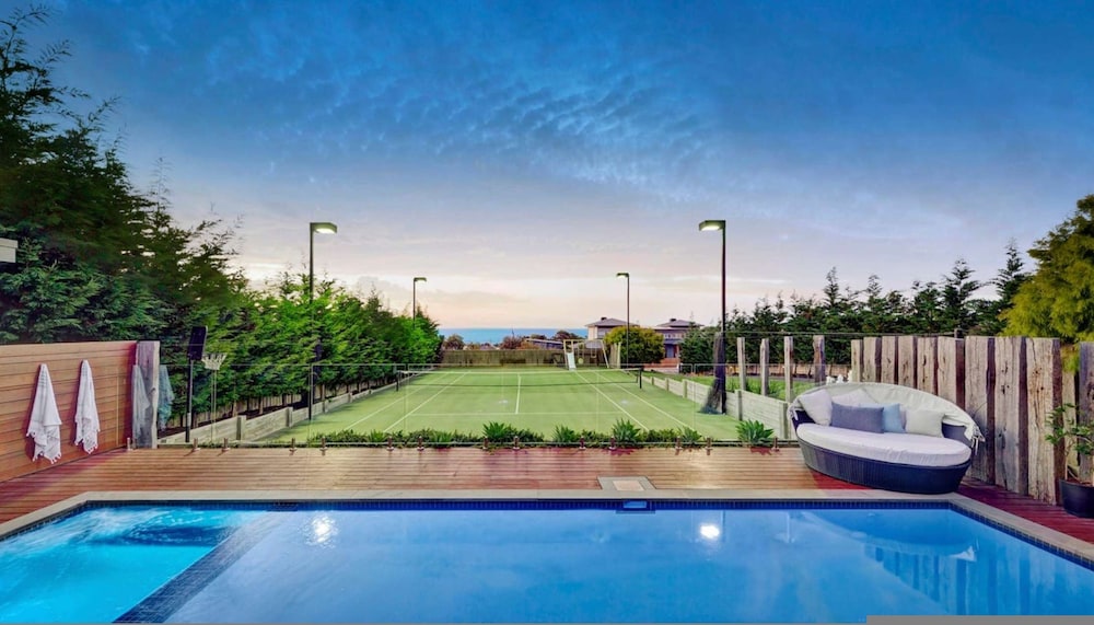 Stanford Luxury Pool Sauna Spa Tennis Court - Image 4
