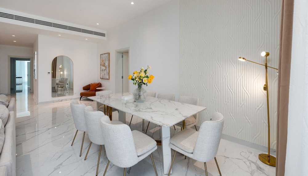 Modish Palm 3BR w Private Balcony Beach Access