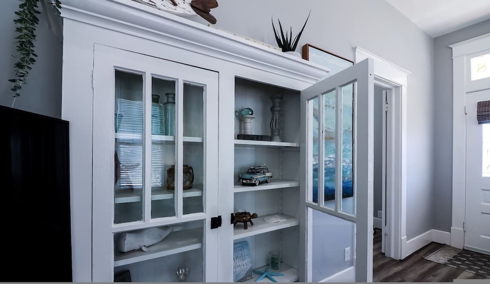 Vibrant Bungalow 2 Minutes to the Beach