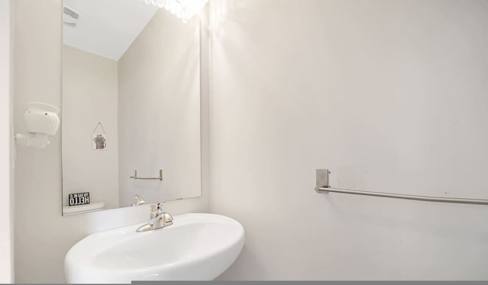 Family-friendly 3BR Mississauga Home w Parking