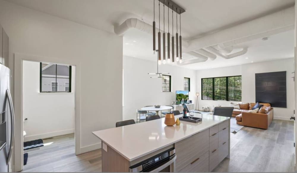 Work Of Art -3 Bedroom Elegant Townhome-columbus