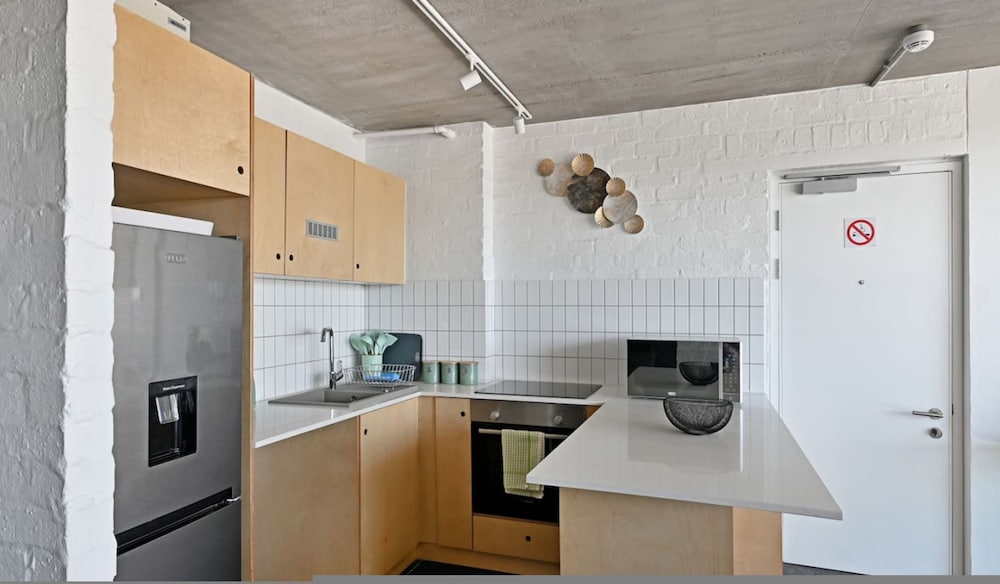 Modern 2-bed Bantry Bay 100m to Beach Ocean Bliss