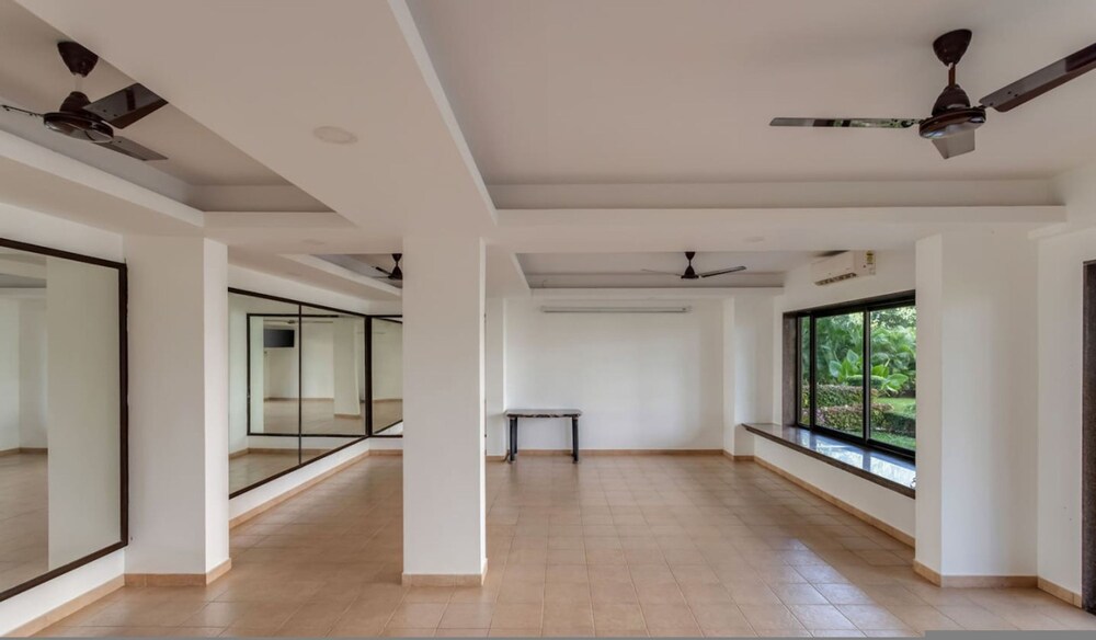 Luxe 1bhk w Pool Sauna 1km to the Beach