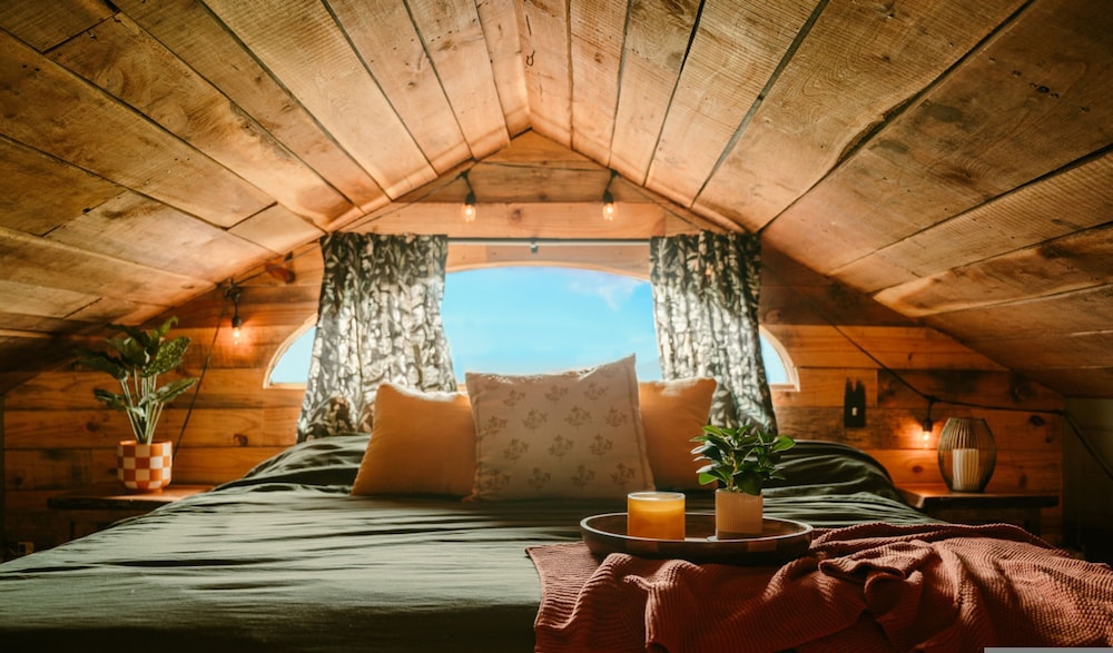 Cowboy Bunkhouse hot tub Lake Farm Nature