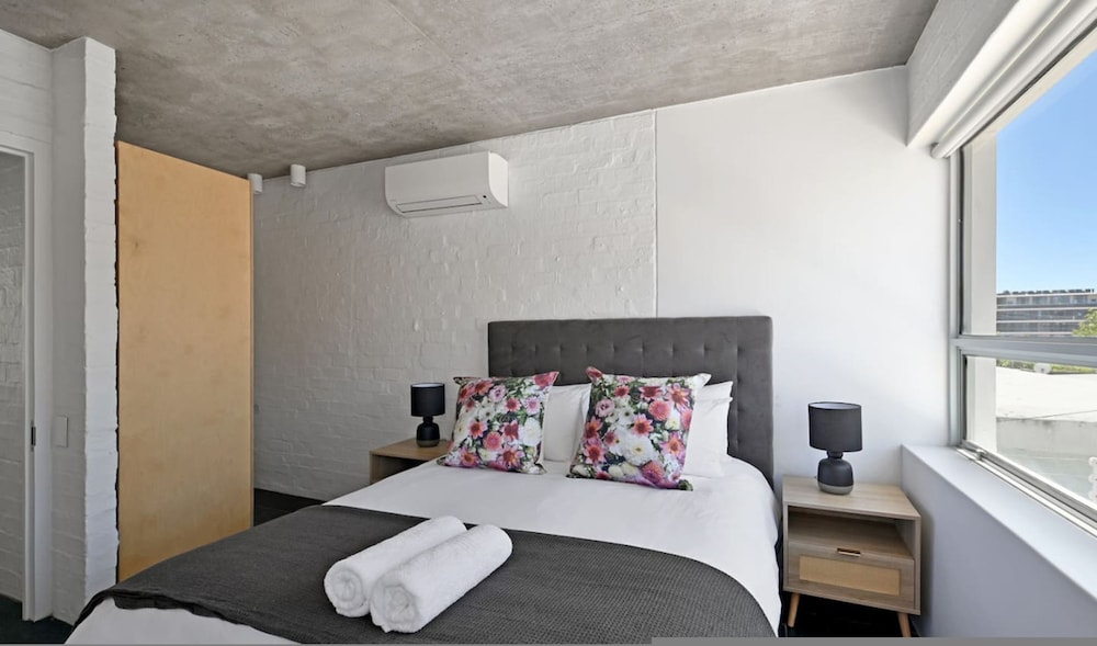 Modern 2-bed Bantry Bay 100m to Beach Ocean Bliss