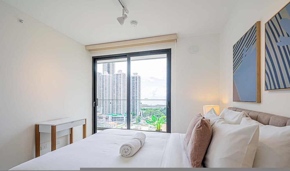 w Majestic 1BR w Stunning Balcony View