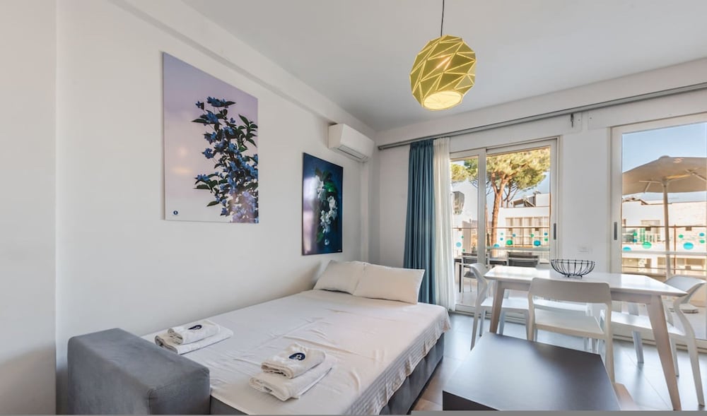 Expansive Apartment With Beach Access - Jasemin