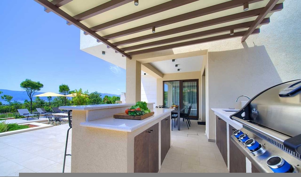 Villa Lord With Heated Pool Jacuzzi and Sauna
