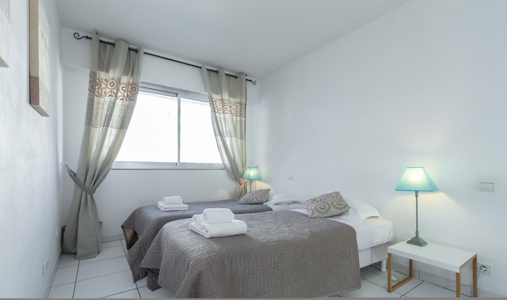 Bright two Bedroomed Apartment on the Beach in Cannes With Huge Terrace With Fabulous sea Views - 2001