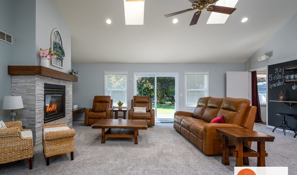 All Decked Out Farmhouse - Game Room Nearby Beach