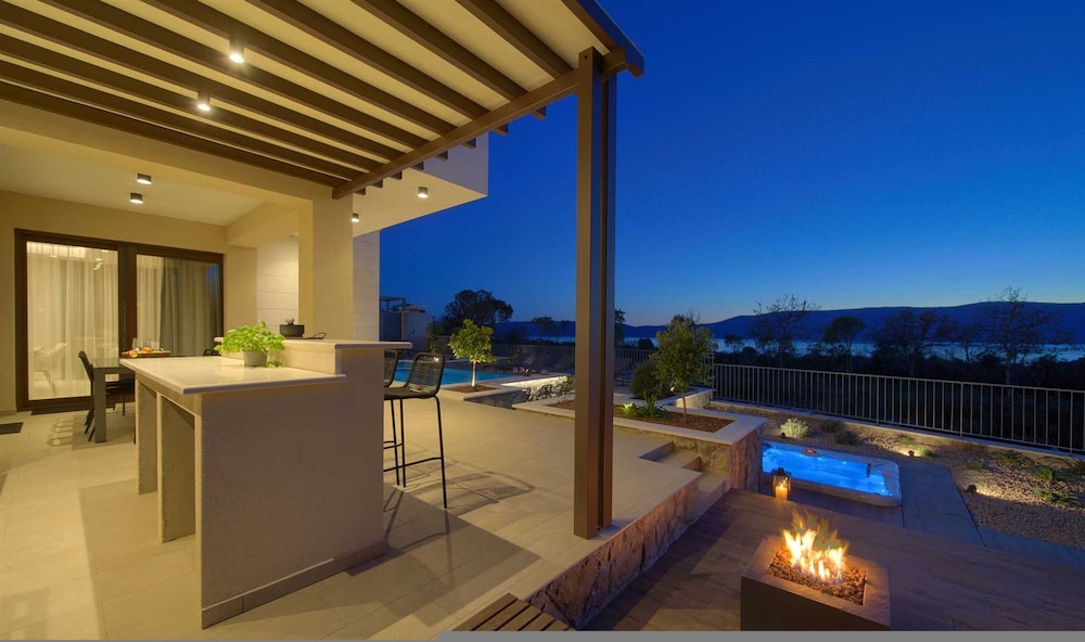 Villa Lady With Heated Pool Jacuzzi and Sauna