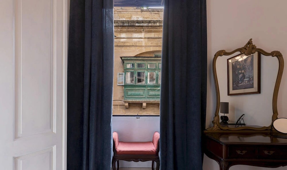 Apartment w Traditional Maltese Balcony in Valletta