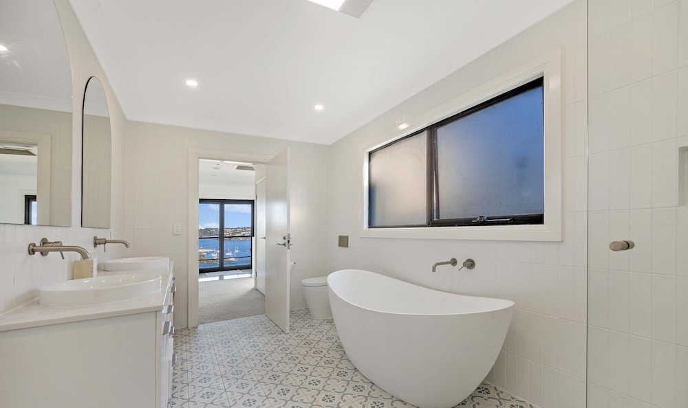 Metawise Luxe 6 Bed Ocean View Family Home in Seaforth