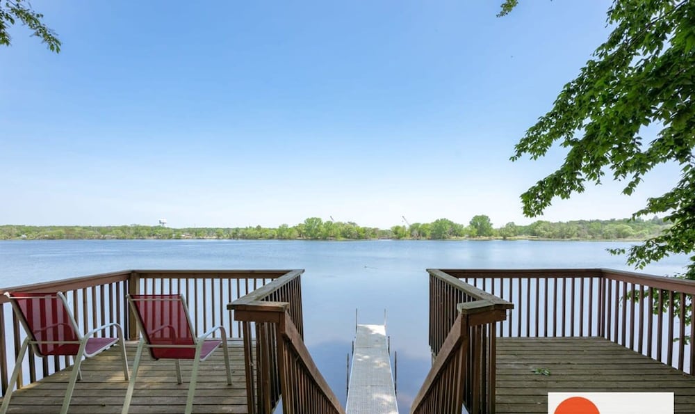 Lakeside Retreat - Waterfront Quiet Neighborhood