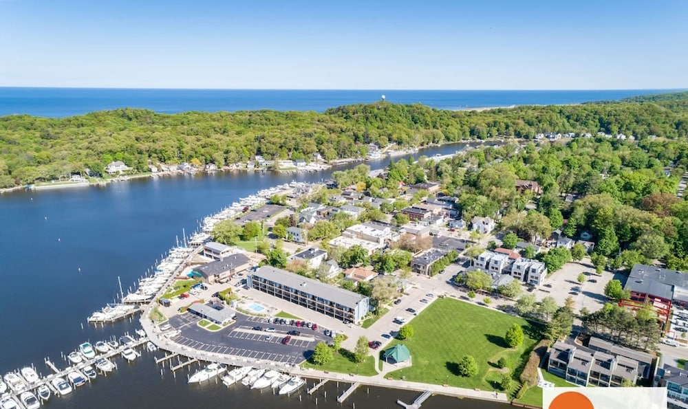 Charming Bayview - Downtown Condo With Pool